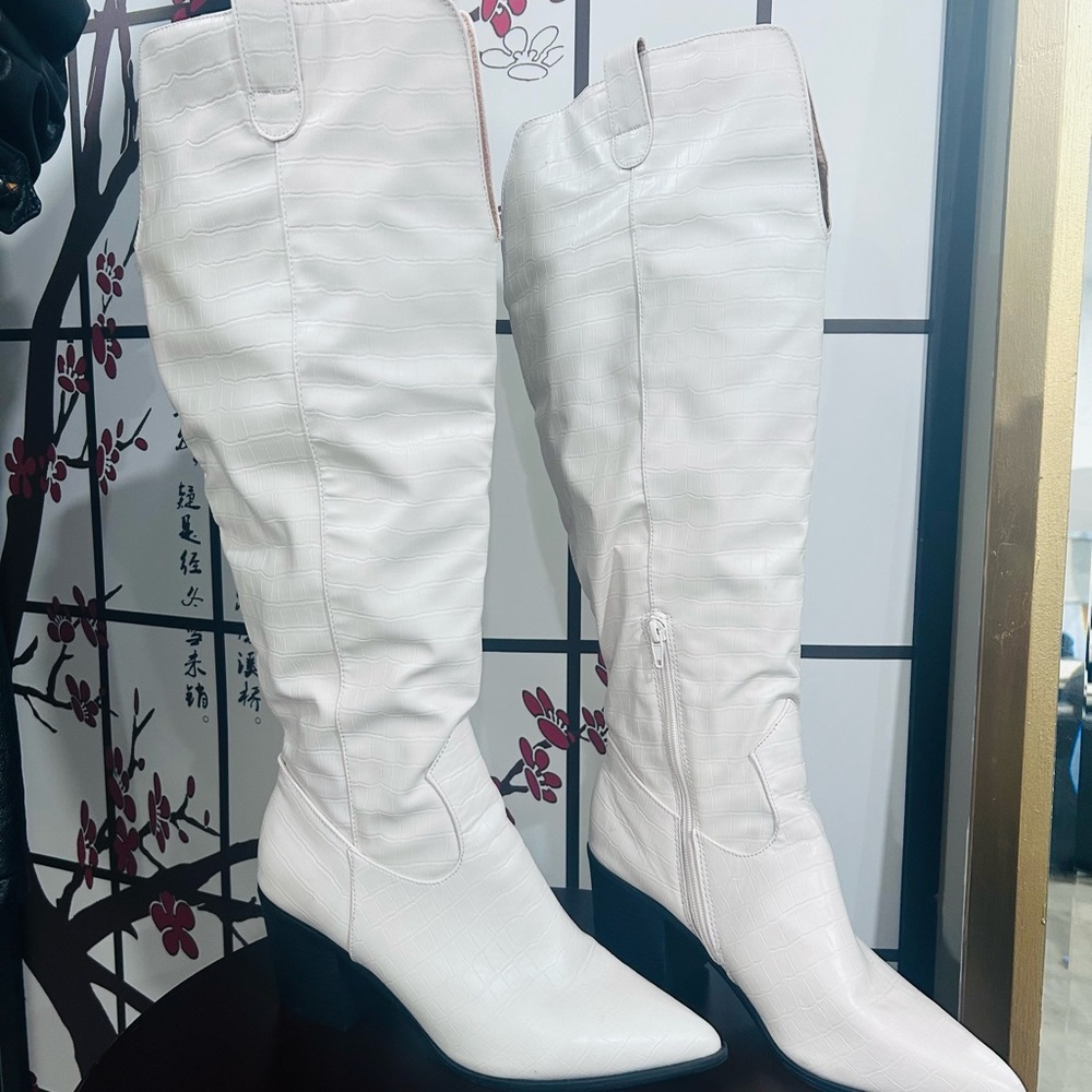 White Heeled Knee-High Boots with Pointed Toe